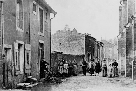 Rue de l'Eglise en 1915 (photographie noir et blanc : Masson, Edit.)